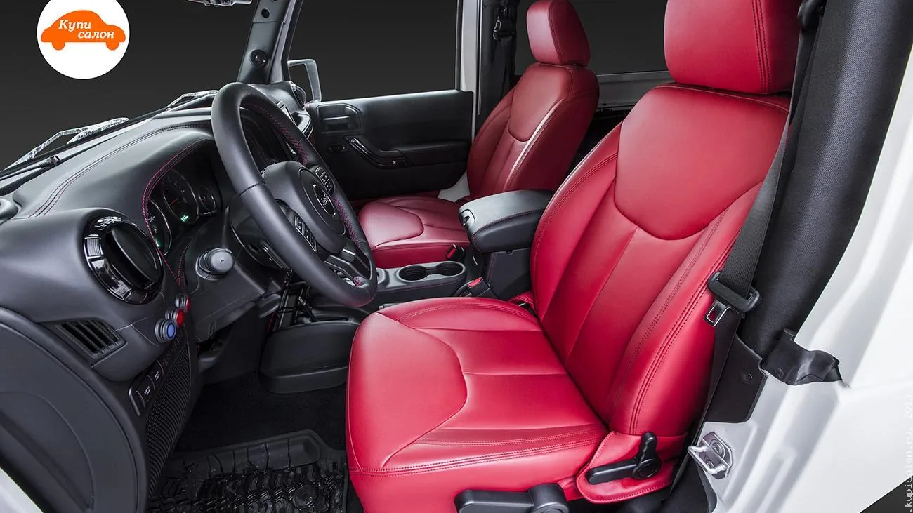 Перетяжка салона Jeep Wrangler в красную кожу и черные элементы с красной строчкой, вид спереди.
