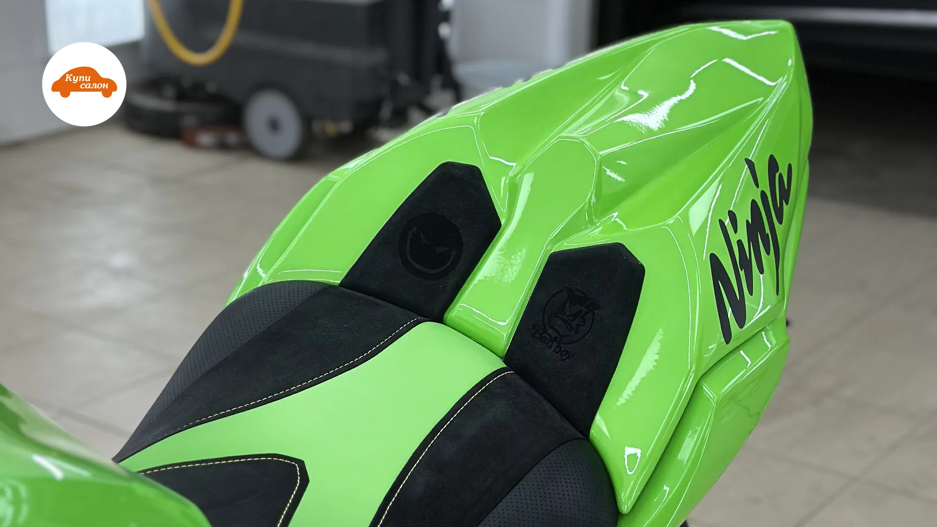 Перетяжка сиденья мотоцикла Kawasaki Ninja в ярко-зеленую и черную экокожу с тиснением и строчкой