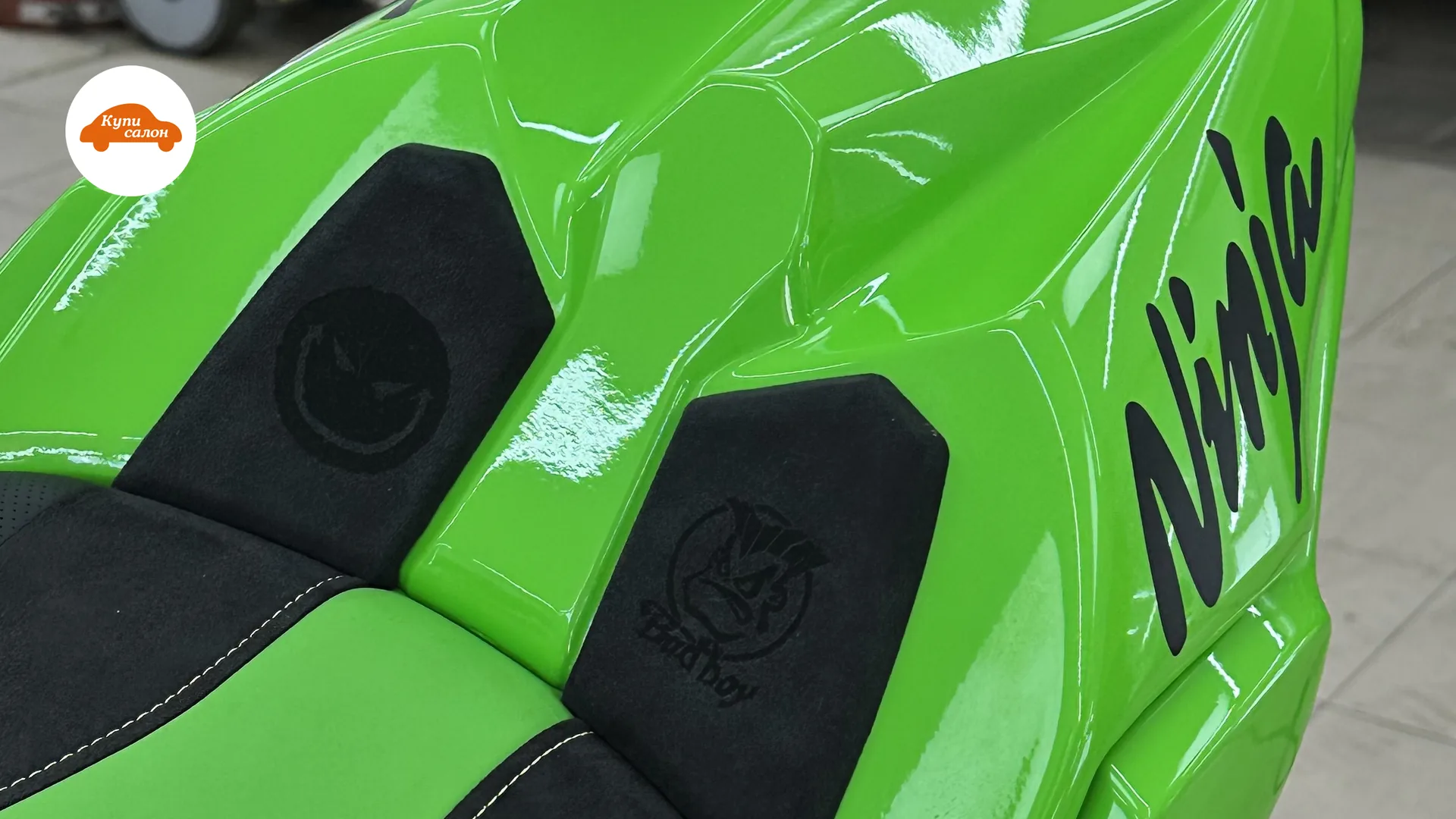 Перетяжка сиденья мотоцикла Kawasaki Ninja в ярко-зеленую и черную экокожу с перфорацией и тиснением