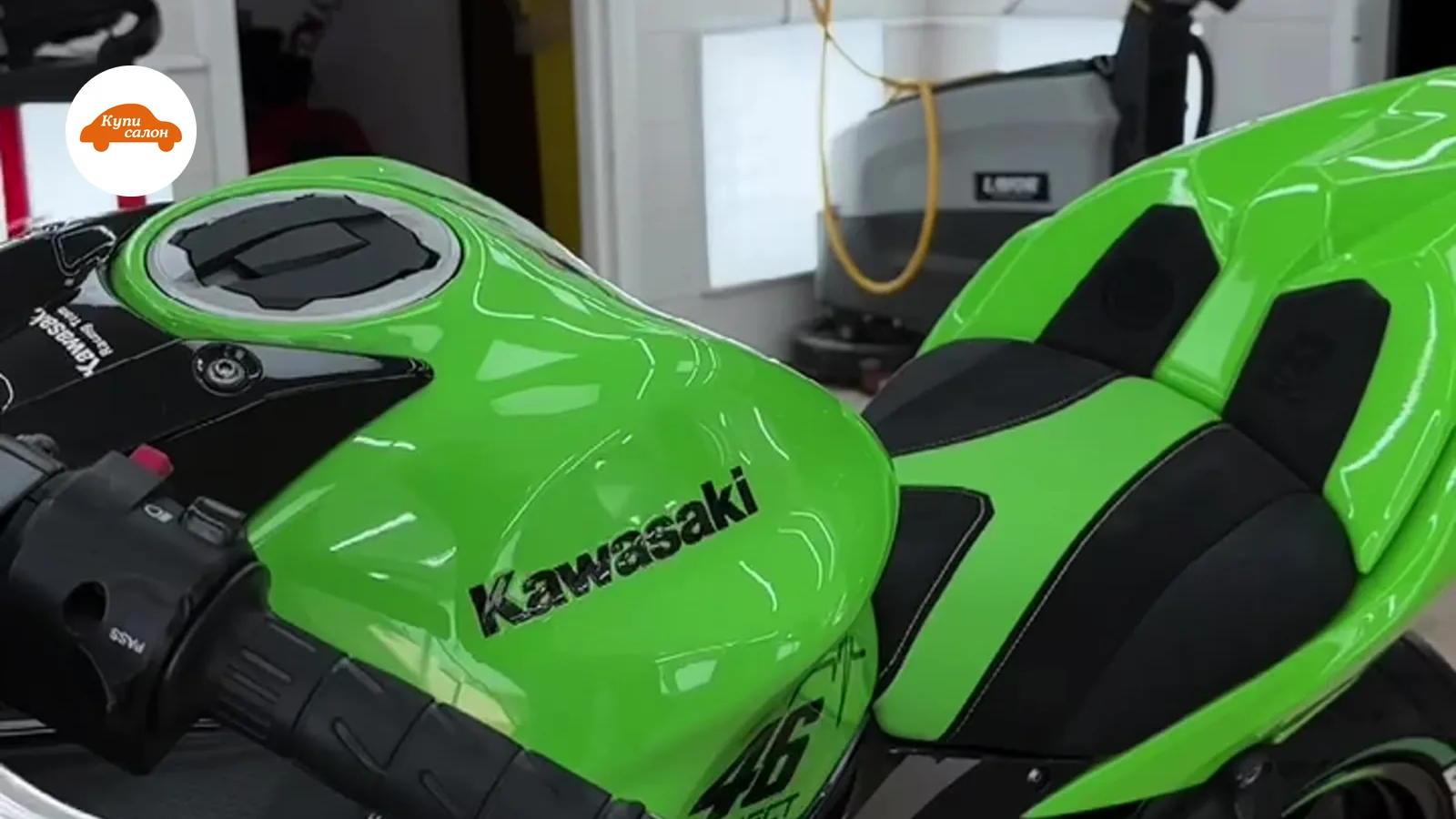 Перетяжка сидений мотоцикла Kawasaki, экокожа, зеленый и черный цвета, строчка