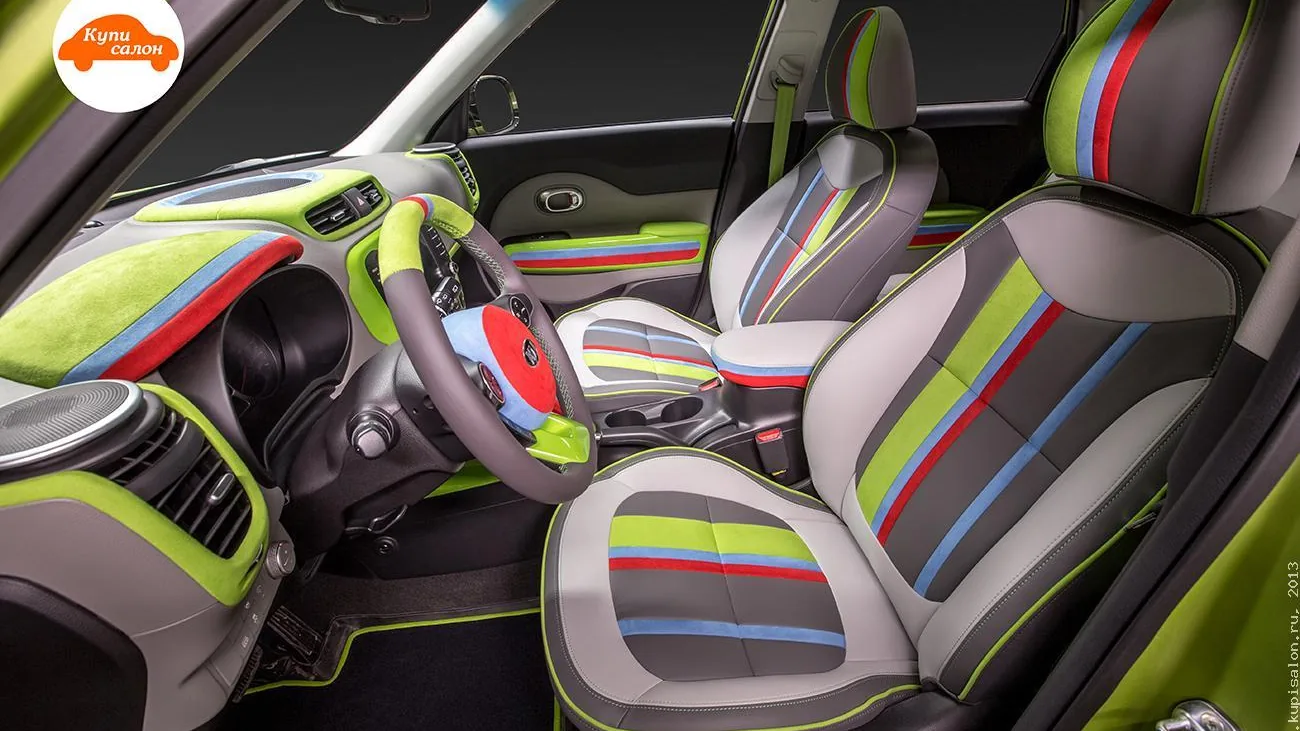 Тюнинг салона Kia Soul: перетяжка сидений, руля, торпедо и дверных вставок в экокожу серого, зеленого, красного и синего цветов.