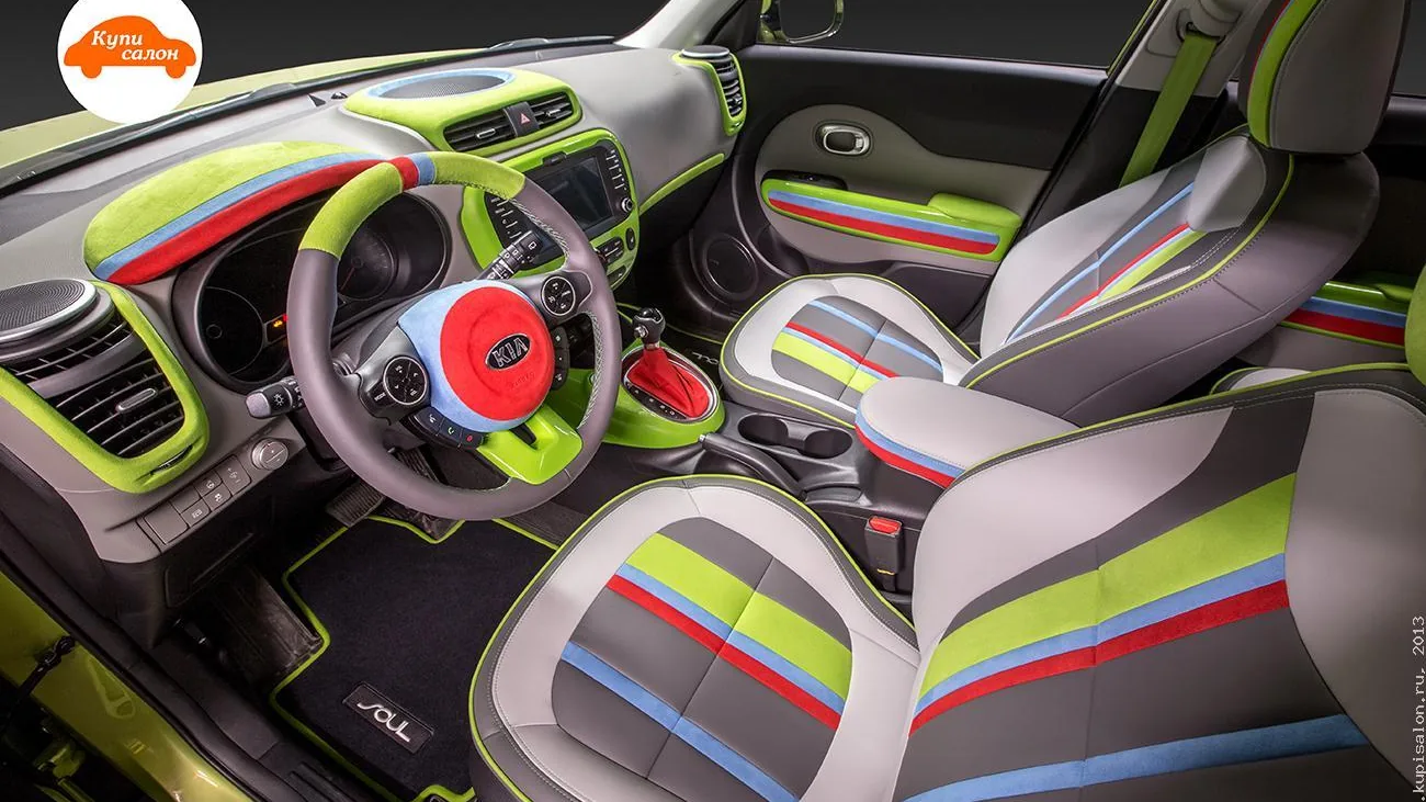 Перетяжка салона Kia Soul: сиденья, руль, торпедо, дверные вставки из экокожи и алькантары в сером, белом, зеленом, синем и красном цветах.