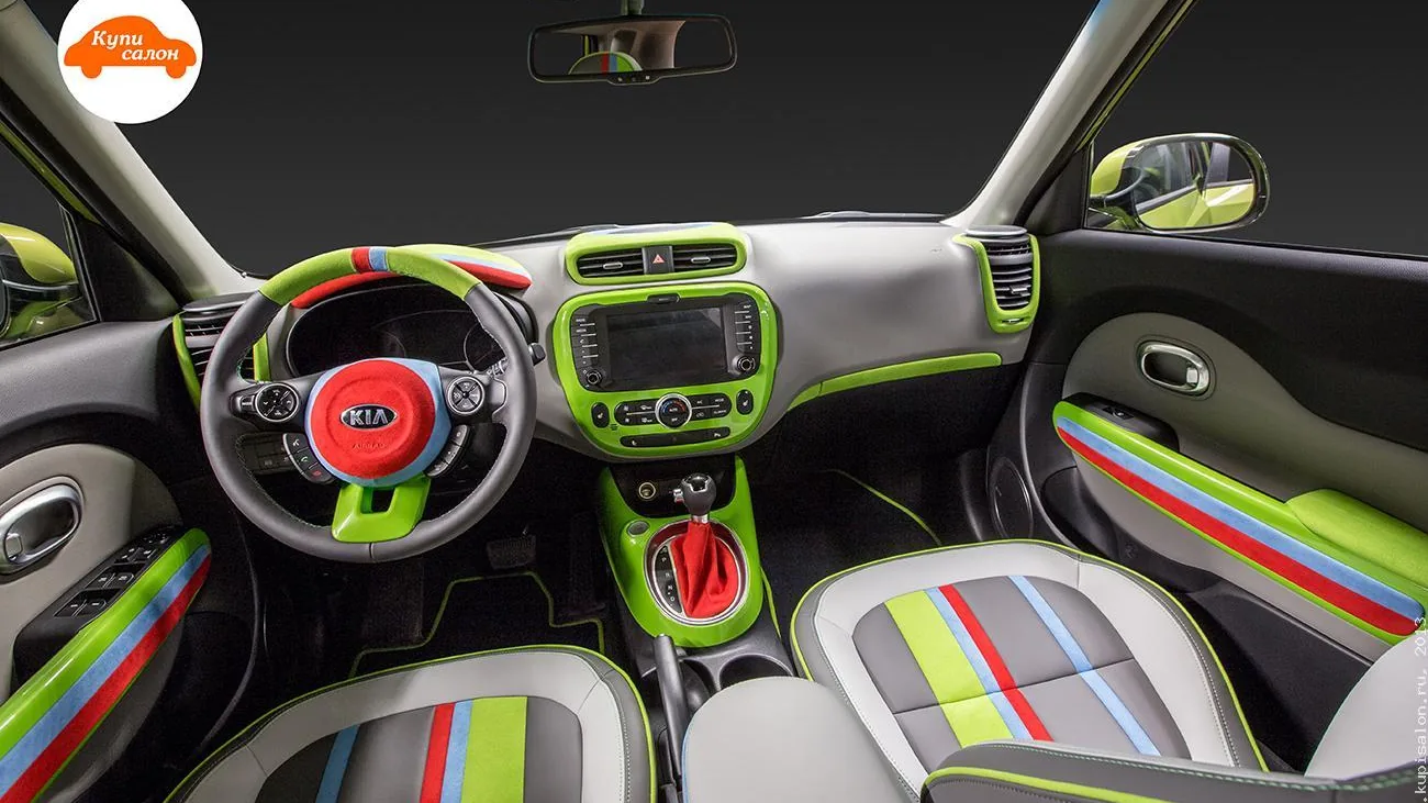Перетяжка салона Kia Soul: сиденья, руль, дверные карты с цветными вставками из экокожи и ткани