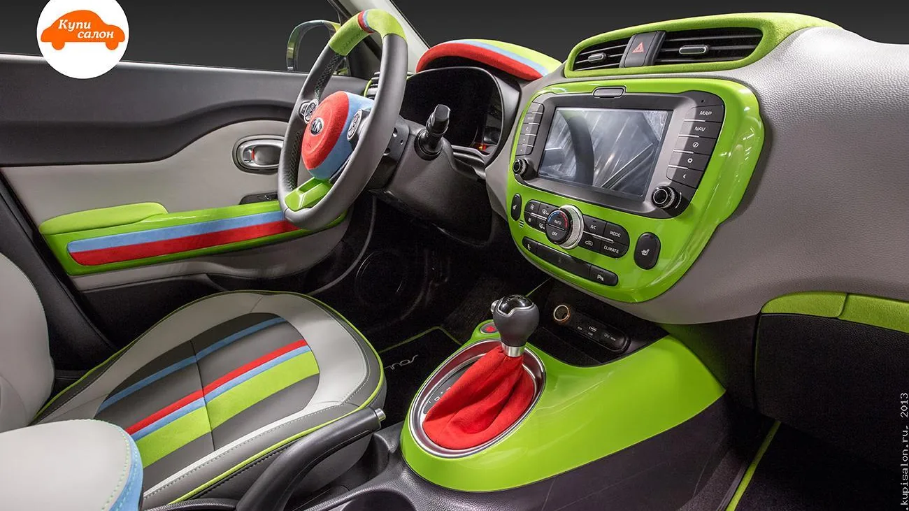 Интерьер Kia Soul после тюнинга: перетяжка сидений, руля, дверных карт и консоли в зеленый, красный и синий цвета.
