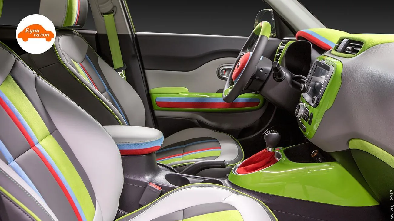 Перетяжка сидений Kia Soul — передние сиденья и консоль через пассажирскую дверь