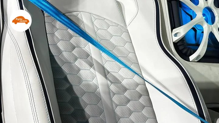 Перетяжка сидений Lamborghini в белую кожу с перфорацией соты и синей строчкой, синий ремень безопасности