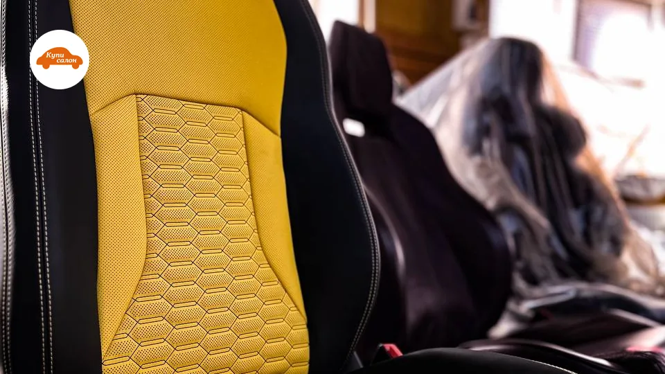 Перетяжка сидений Lamborghini, желтая кожа с перфорацией и черными вставками, вышивка логотипа
