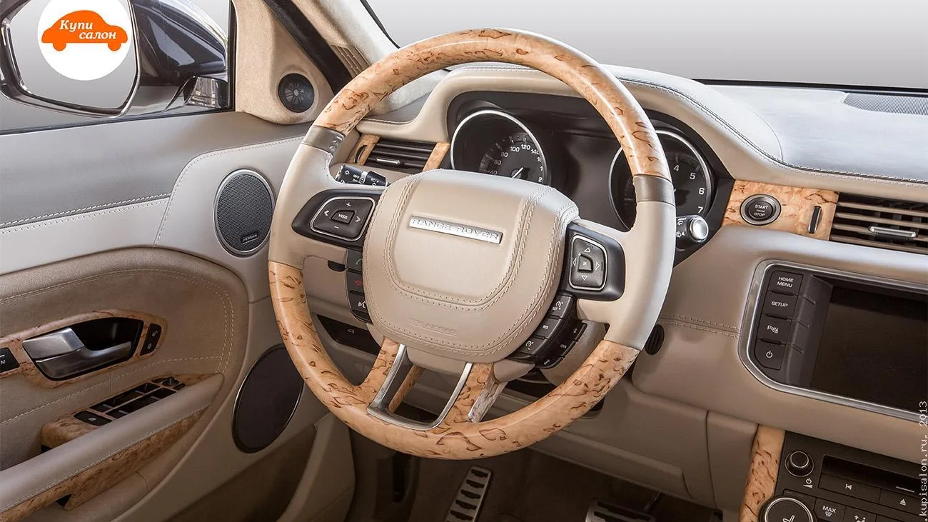 Перетяжка руля и вставок в двери Range Rover Evoque деревом и бежевой кожей