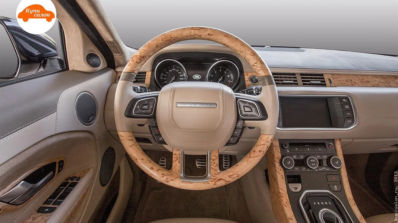 Перетяжка салона Range Rover Evoque кожей бежевого цвета и вставками из дерева