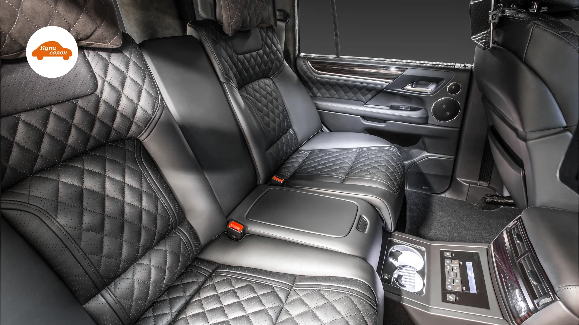 Перетяжка сидений Lexus LX — второй ряд крупным планом, сиденья и задняя консоль