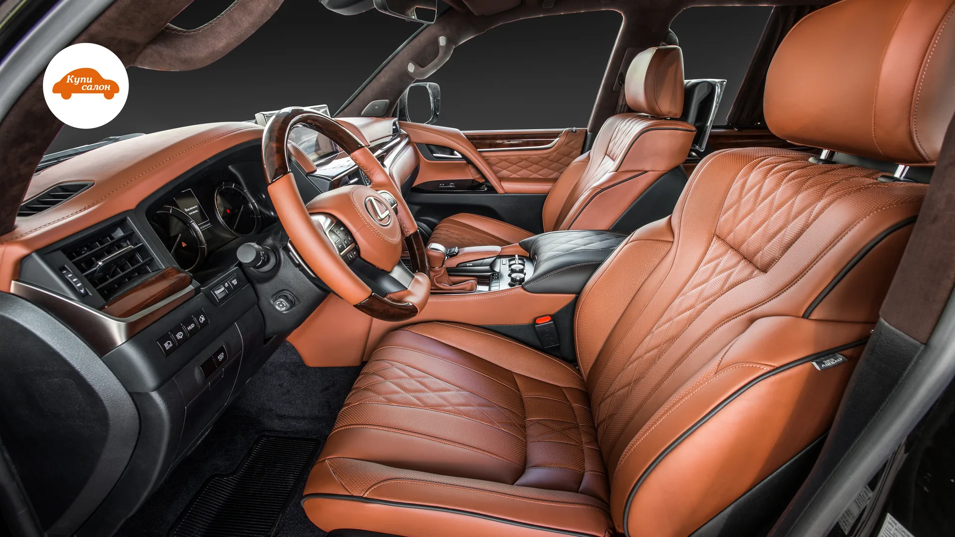Перетяжка сидений Lexus LX — передняя часть салона через водительскую дверь