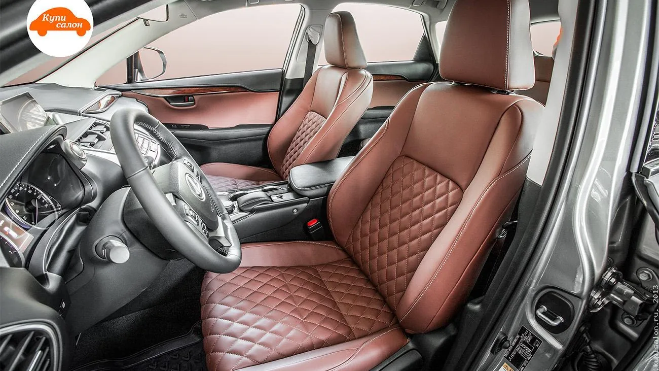 Салон Lexus NX первого поколения после перетяжки: передние сиденья в коричневой обивке с ромбовидной стёжкой, вид через водительскую дверь