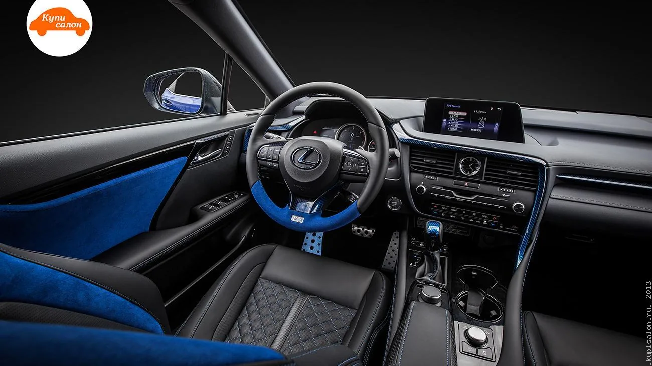 Интерьер Lexus с перетяжкой сидений, руля и дверных карт в синюю алькантару и кожу с карбоновыми вставками.