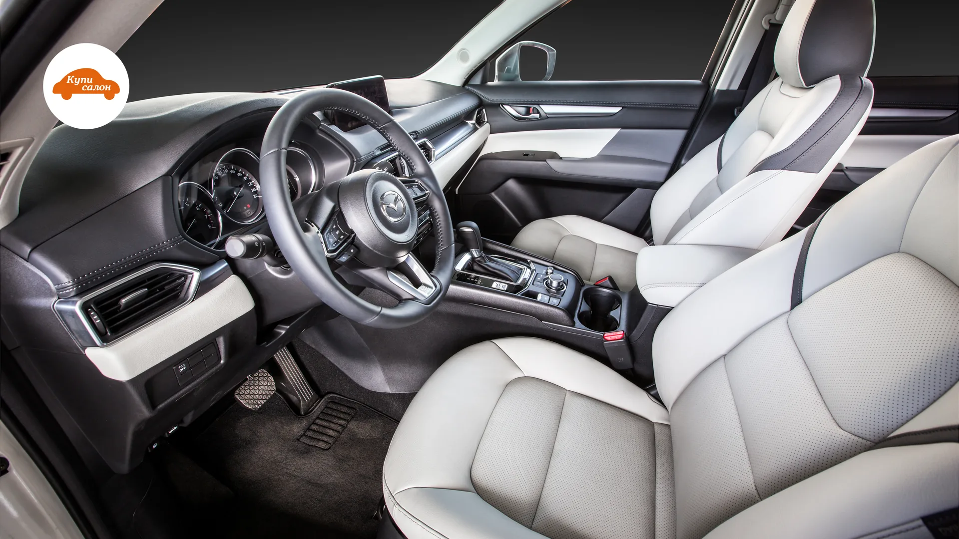 Перетяжка сидений Mazda CX-5 — общий вид переднего салона со стороны водителя