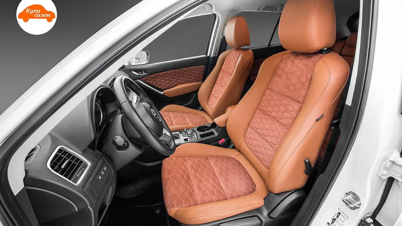 Перетяжка сидений Mazda CX7 — передние сиденья и водительская зона через открытую дверь