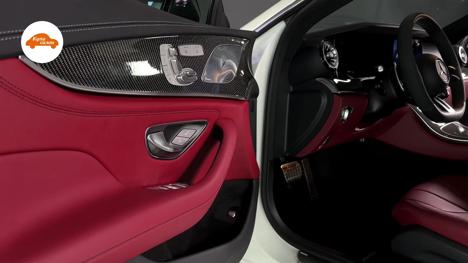 Перетяжка дверной карты Mercedes-Benz красной кожей с карбоновыми вставками и амбиентной подсветкой