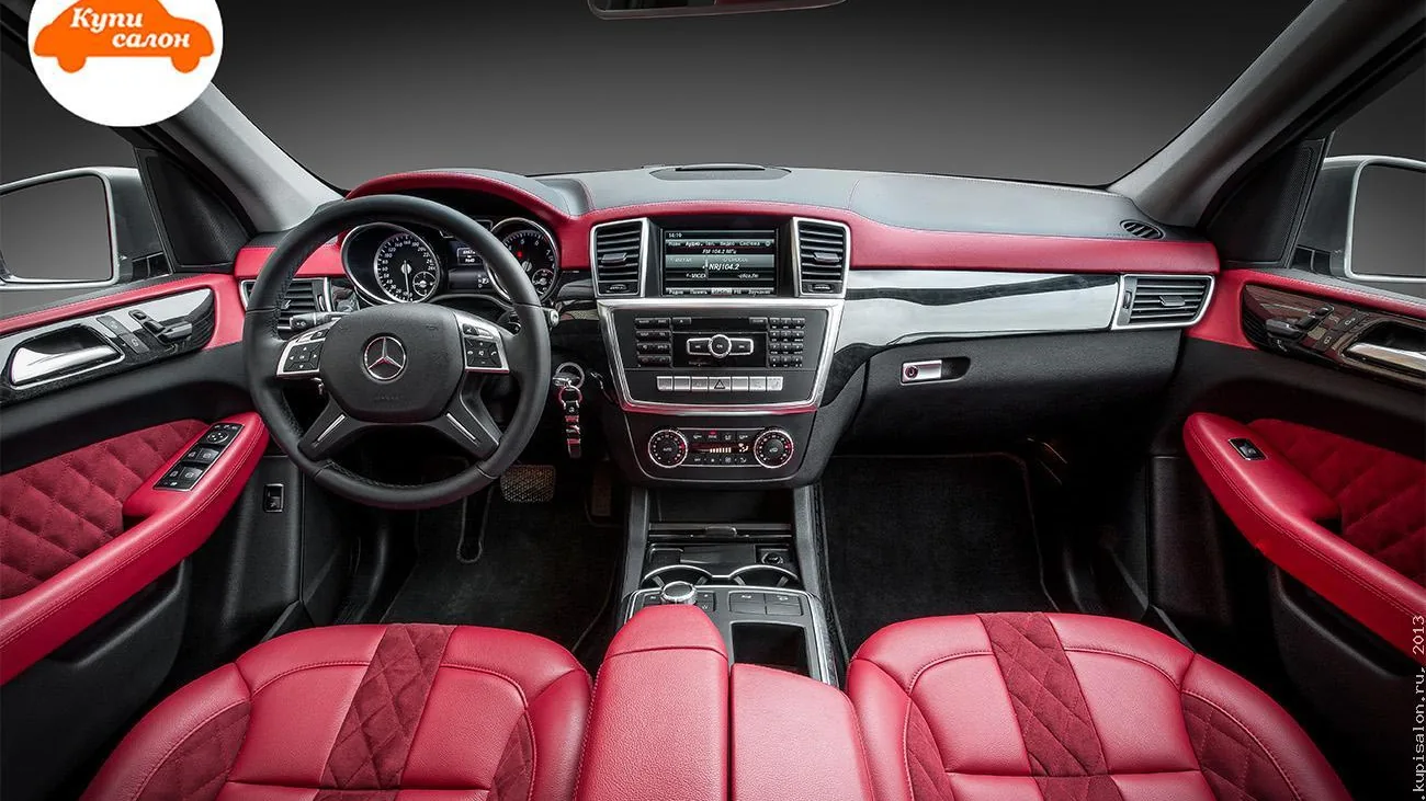 Перетяжка салона Mercedes-Benz: сиденья, дверные карты, торпедо, руль красной кожей с ромбовидной прострочкой
