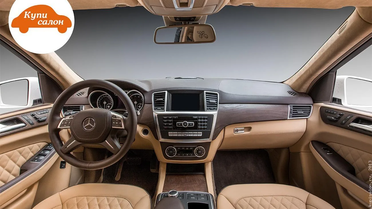 Интерьер Mercedes-Benz с перетяжкой салона в бежевую кожу с ромбовидной прострочкой и темными вставками