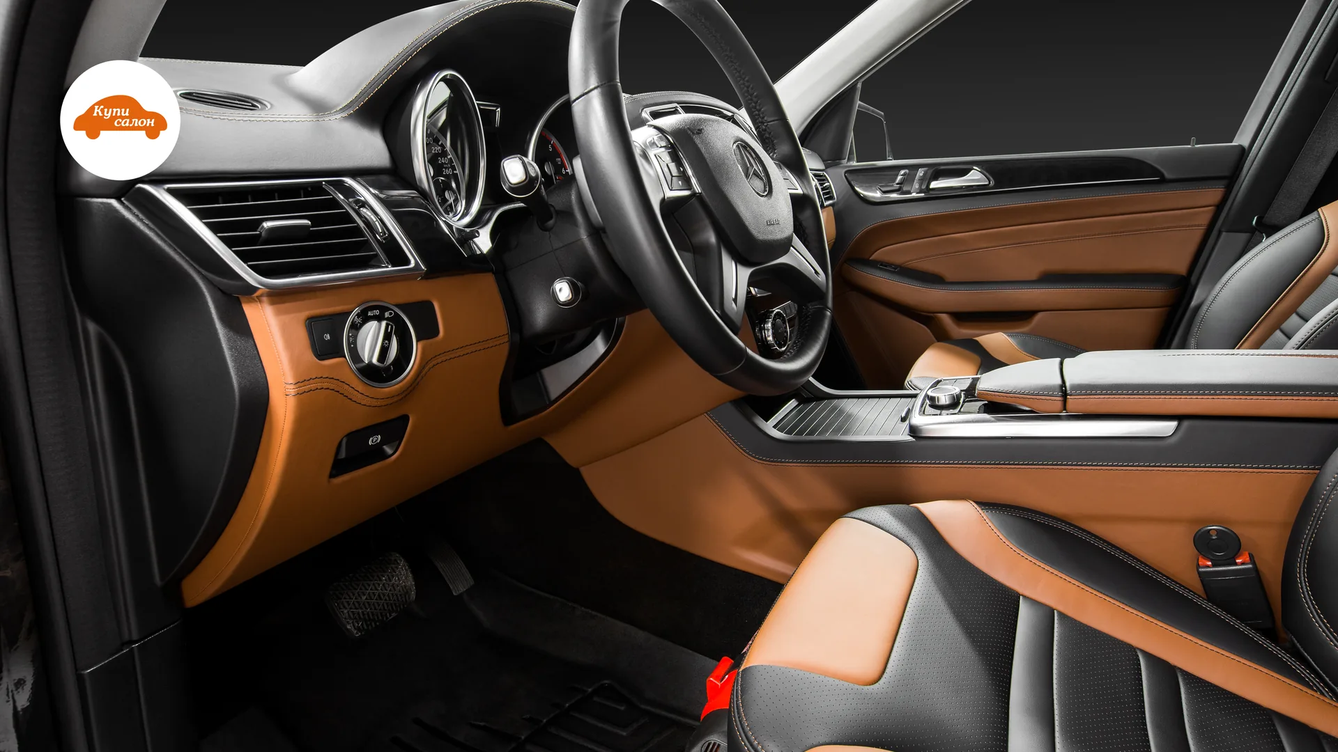 Перетяжка салона Mercedes-Benz GLE — передняя часть салона через открытую водительскую дверь