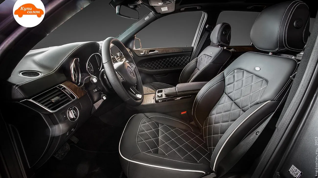 Интерьер Mercedes-Benz с перетяжкой сидений, руля и торпедо черной кожей с белой ромбовидной строчкой и кантом.
