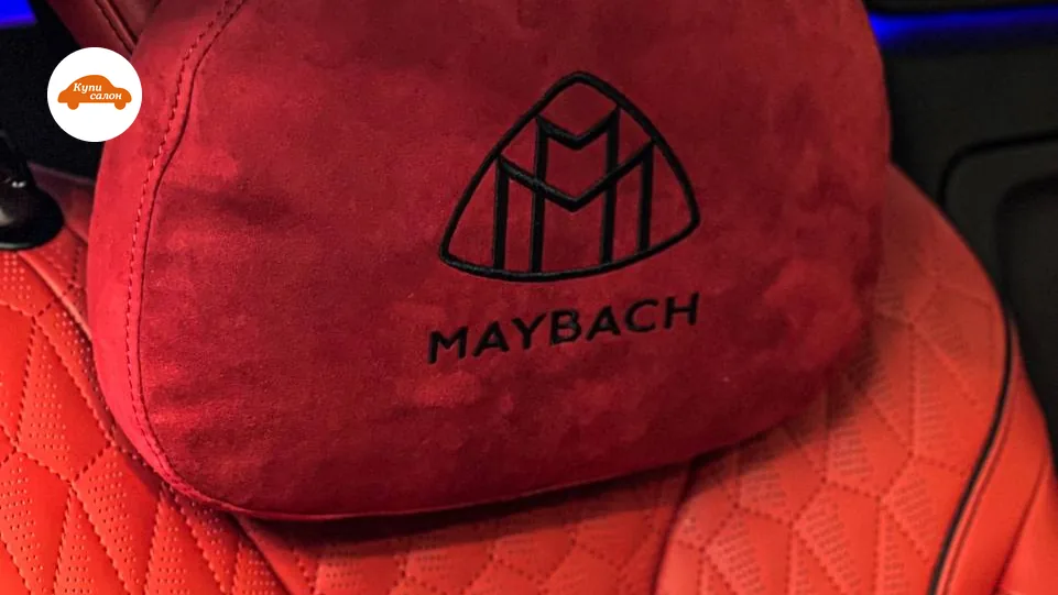 Подушка на подголовник из красной алькантары с эмблемой Maybach на сиденье с красной обивкой — фото КупиСалон
