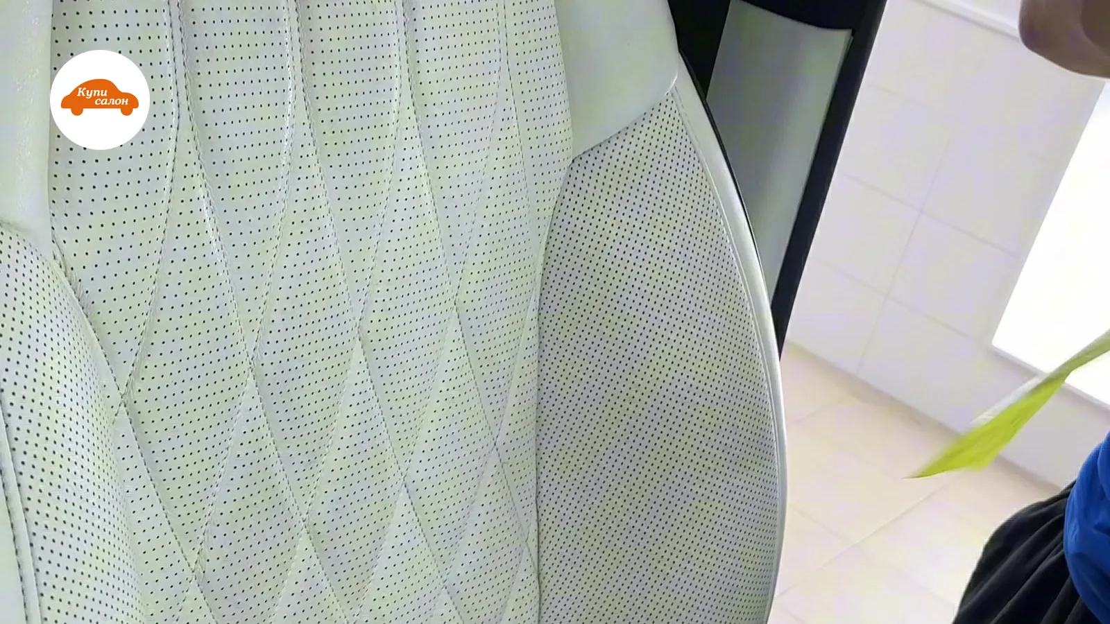 Сиденье Mercedes-Maybach: белая перфорированная обивка с ромбовидным рисунком — фото КупиСалон