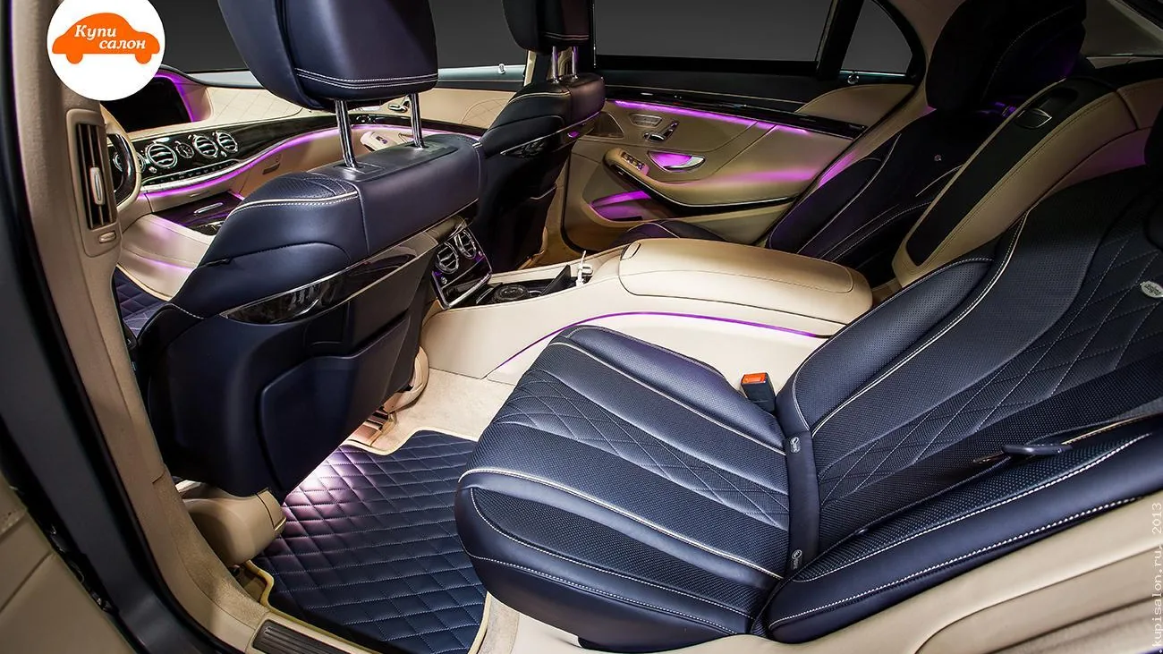 Перетяжка салона Mercedes-Benz S-класса в темно-синюю и бежевую кожу с ромбовидной строчкой и амбиентной подсветкой.