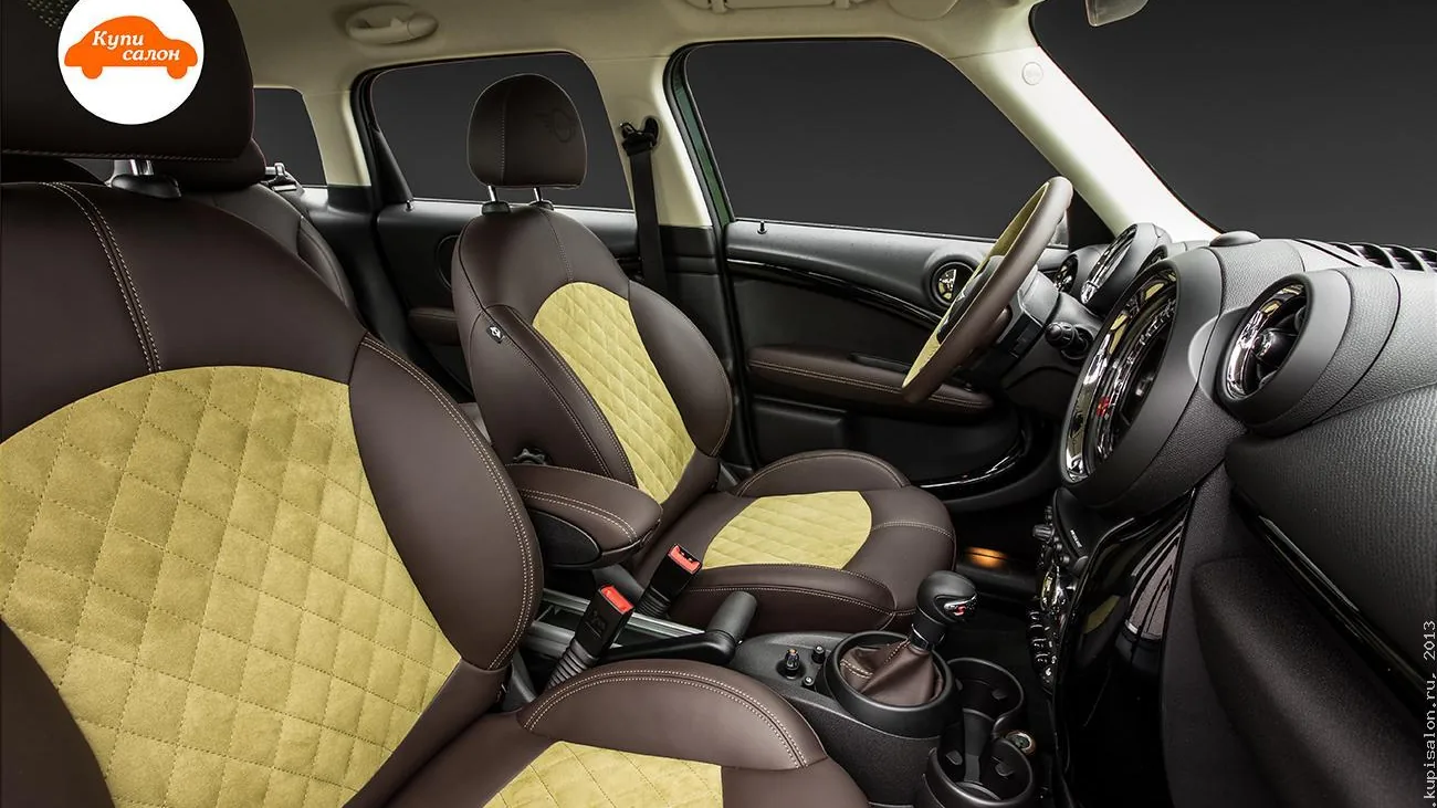 Перетяжка салона Mini Countryman: сиденья, руль, подлокотник, ручка КПП в коричневой коже и желтой алькантаре с ромбовидной строчкой