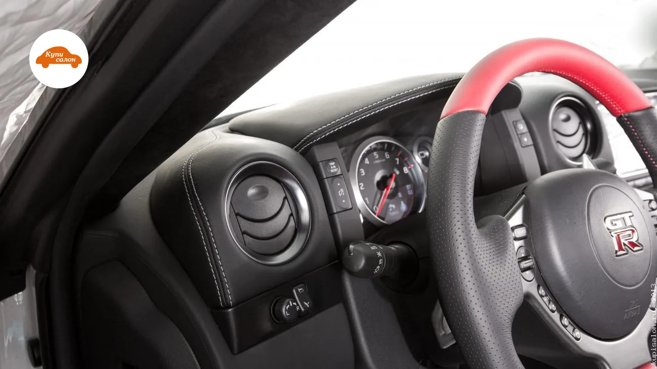 Перетяжка руля Nissan Gtr — руль и водительская часть торпедо сбоку