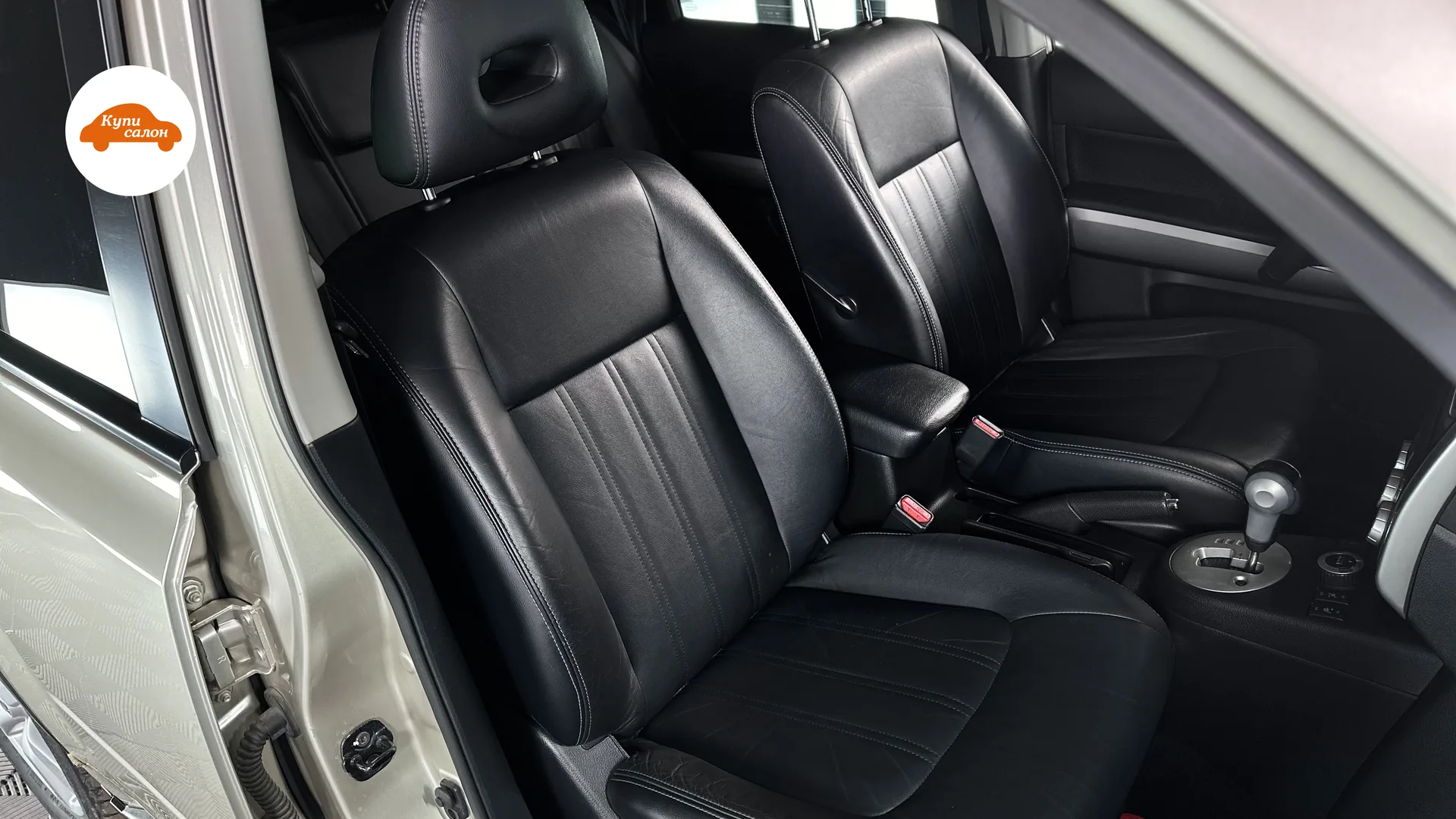 Салон Nissan X-Trail в цехе КупиСалон: сиденья кроссовера в естественном свете