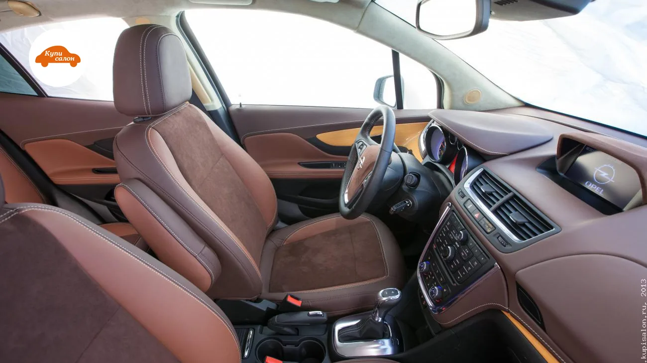 Перетяжка салона Opel Mokka в коричневую кожу и алькантару с декоративной строчкой и деревянными вставками.