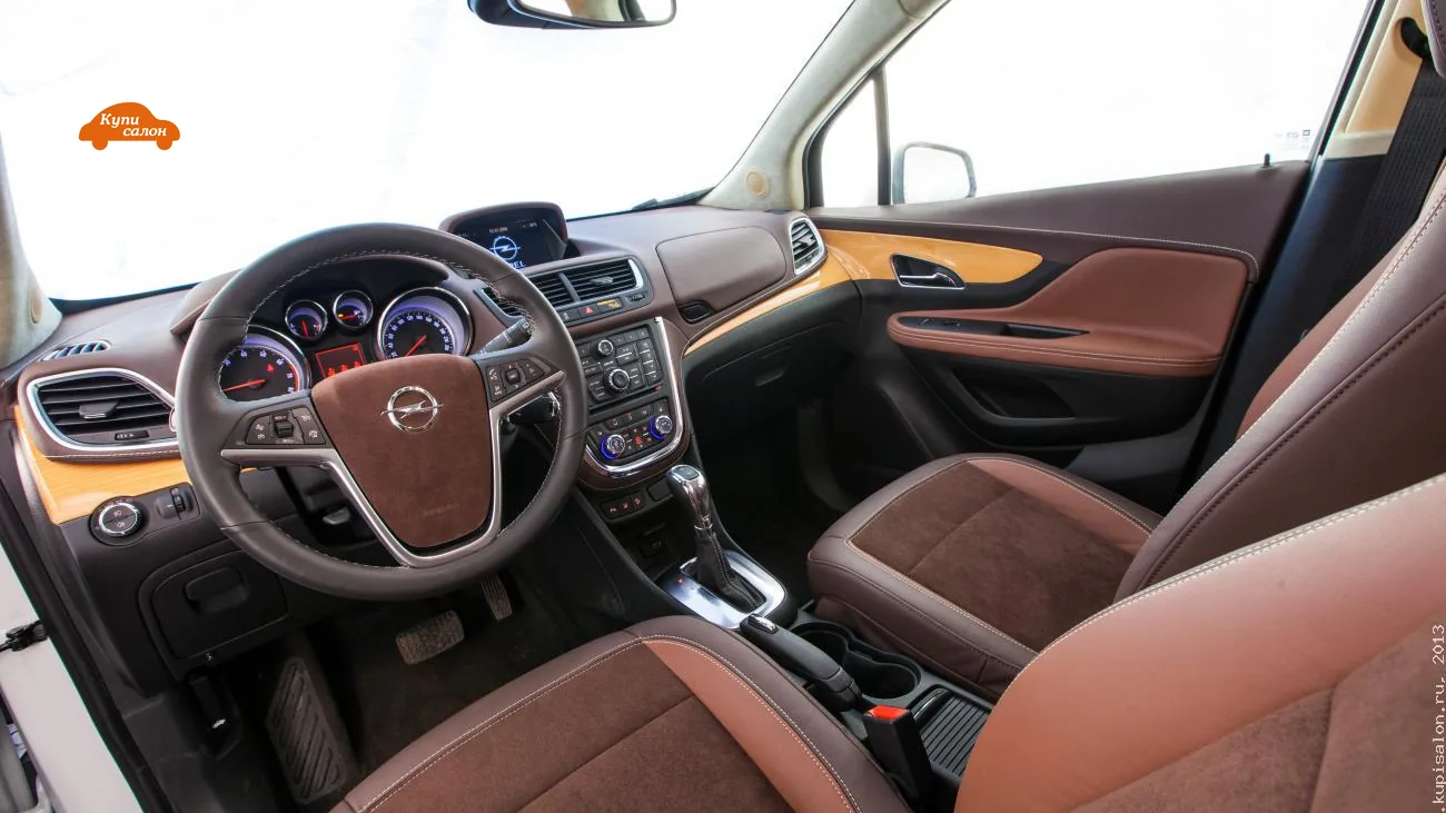 Перетяжка салона Opel Mokka в коричневую кожу и алькантару, деревянные вставки, вид с водительского места