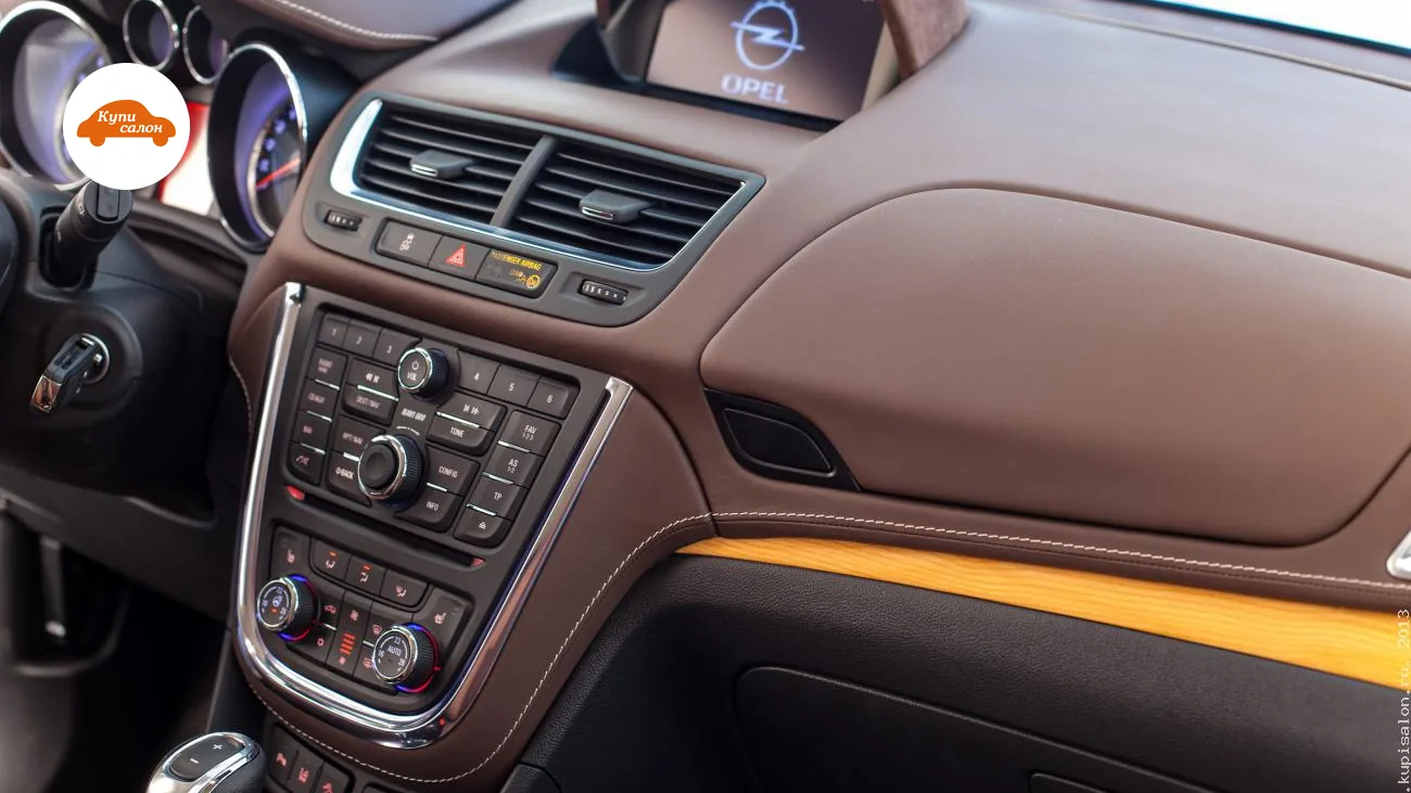 Перетяжка торпедо и центральной консоли Opel Mokka коричневой кожей с белой строчкой