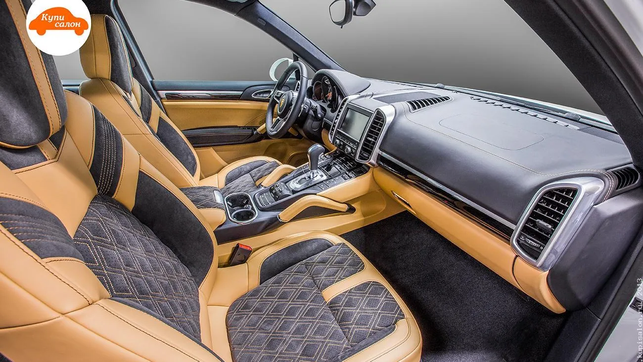 Перетяжка салона Porsche Cayenne: сиденья, торпедо, консоль в бежевой и черной коже с ромбовидной перфорацией