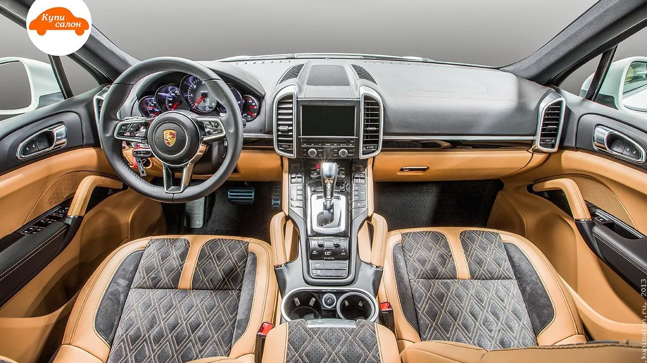 Перетяжка салона Porsche Cayenne: сиденья, руль, торпедо, дверные карты в коричневой коже и черной алькантаре с ромбовидной строчкой.