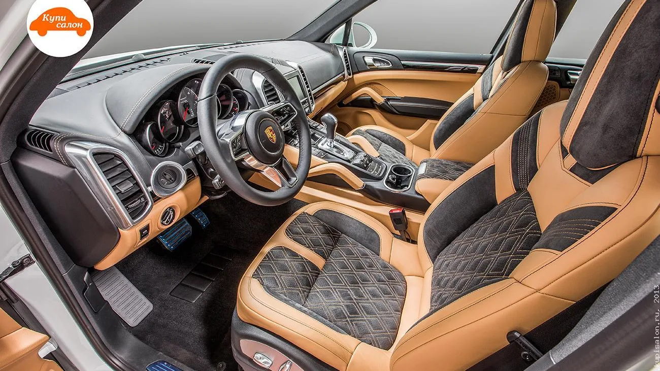 Перетяжка салона Porsche Cayenne S: сиденья, руль, торпедо, консоль, дверные карты в бежевой коже и черной алькантаре с ромбовидной строчкой