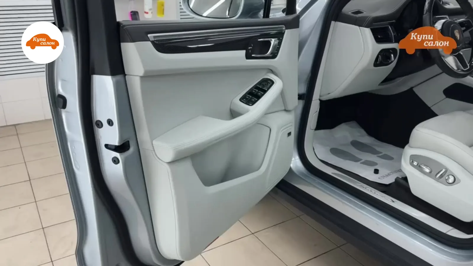 Перетяжка салона Porsche Macan — открытая водительская дверь, дверная карта и край сиденья