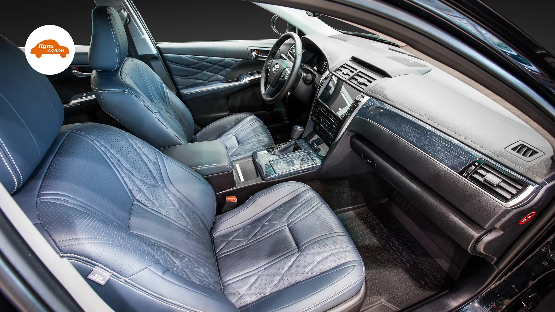 Перетяжка сидений Toyota Camry — передний салон через пассажирскую дверь