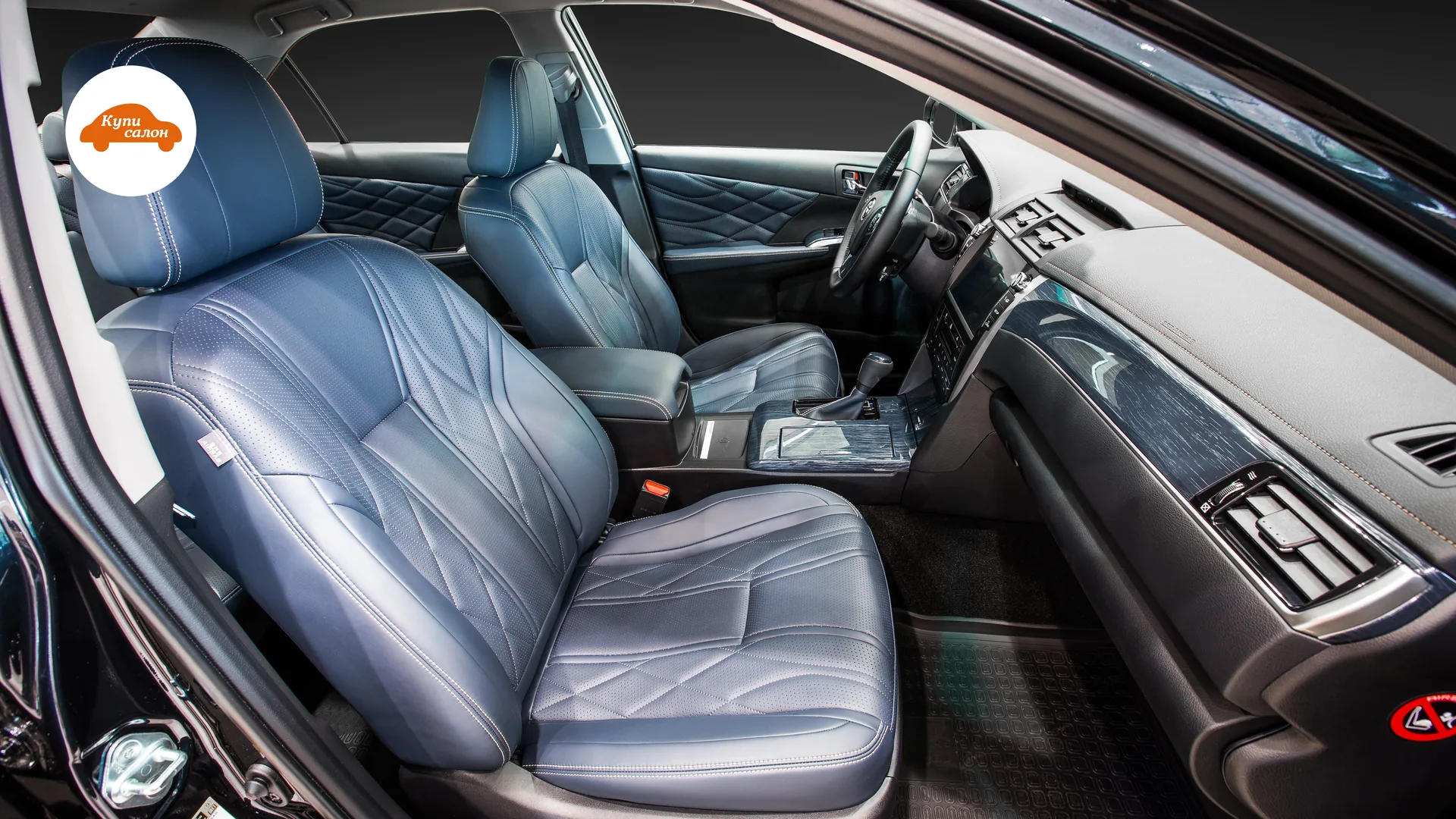 Перетяжка сидений Toyota Camry — передние сиденья и салон через пассажирскую дверь