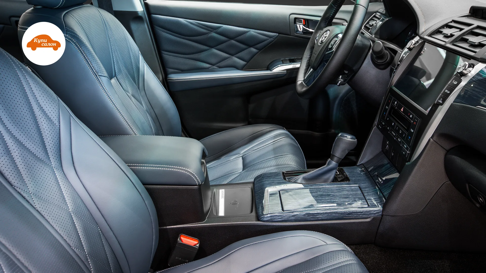 Перетяжка сидений Toyota Camry — передние сиденья и центральная консоль со стороны пассажира