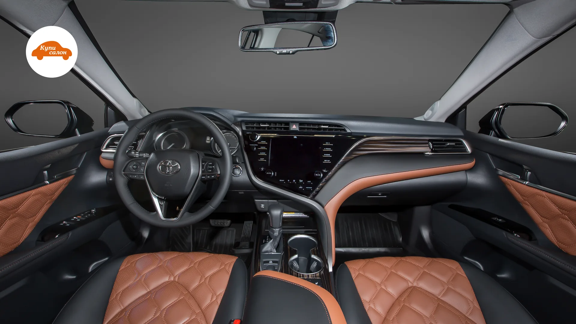Перетяжка сидений Toyota Camry — фронтальный общий вид переднего салона