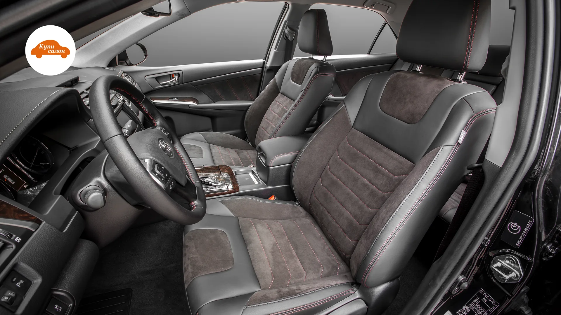 Перетяжка сидений Toyota Camry — передние сиденья и рабочее место водителя через открытую дверь