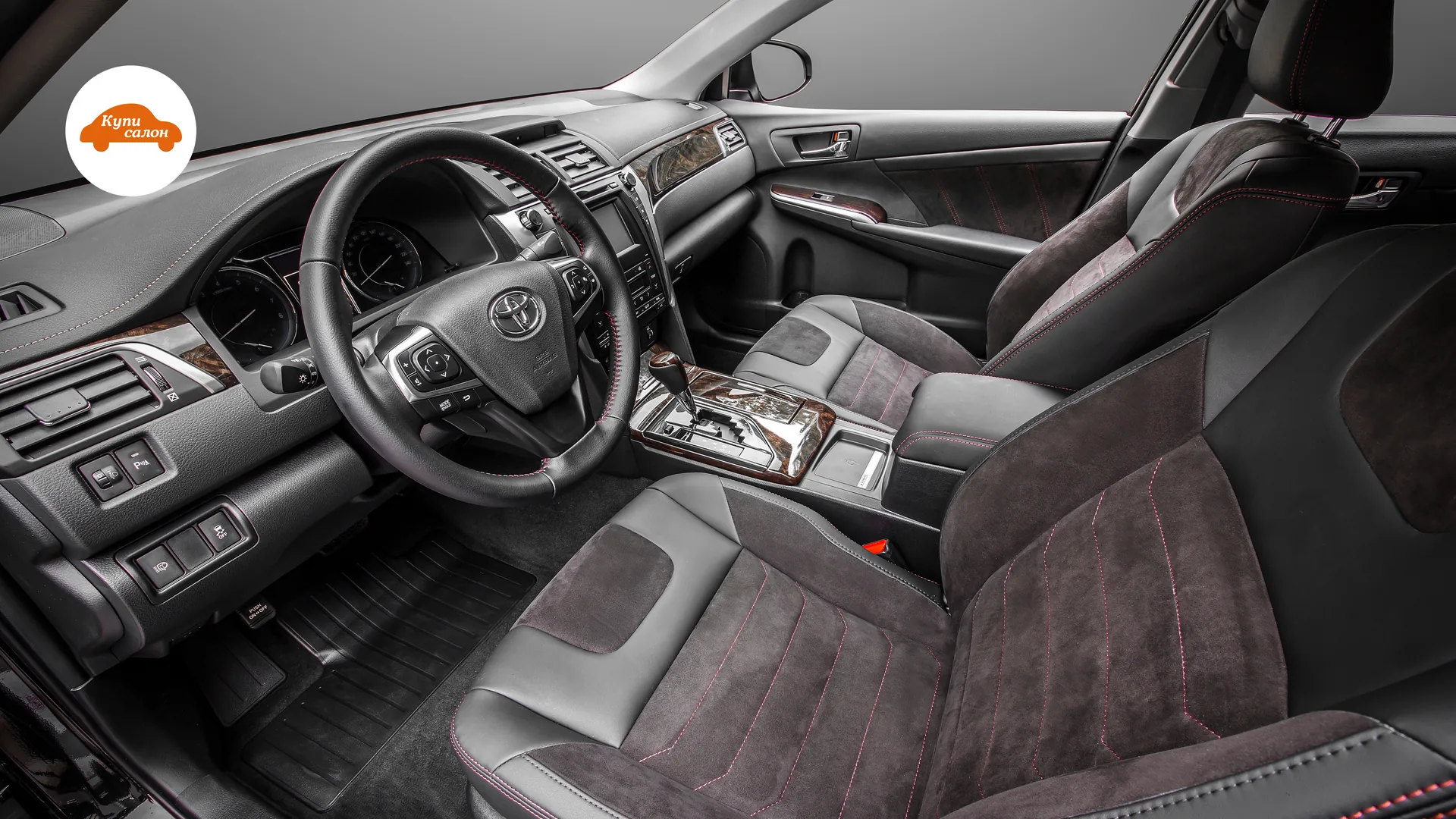 Перетяжка сидений Toyota Camry — общий вид переднего салона через водительскую дверь