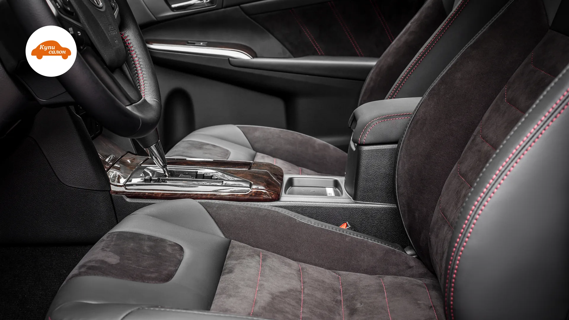 Перетяжка сидений Toyota Camry — крупный план переднего сиденья, руля и центрального тоннеля