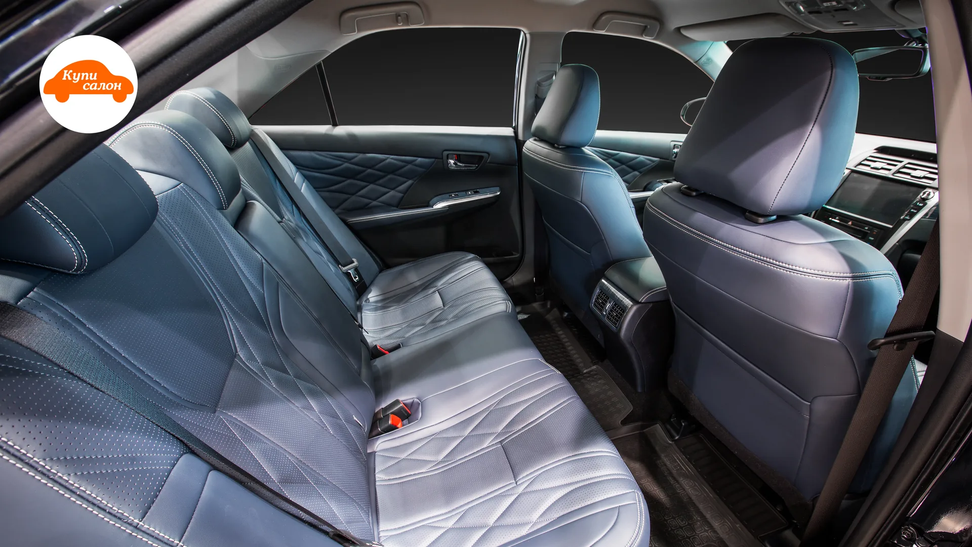 Перетяжка сидений Toyota Camry — задний ряд и спинки передних сидений через заднюю дверь