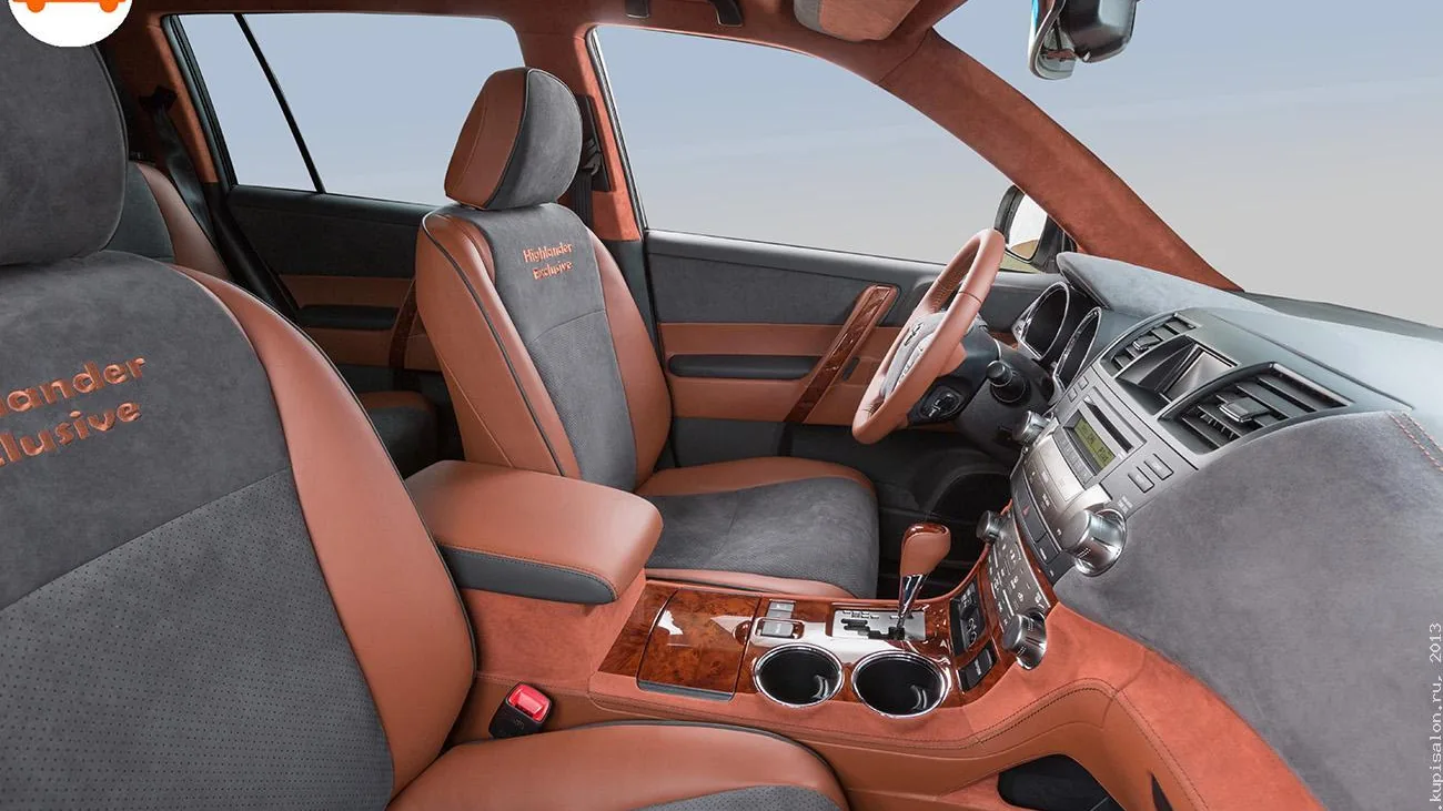 Перетяжка салона Toyota Highlander: сиденья, руль, потолок, торпедо, консоль в коричневой коже и серой алькантаре с перфорацией и вышивкой
