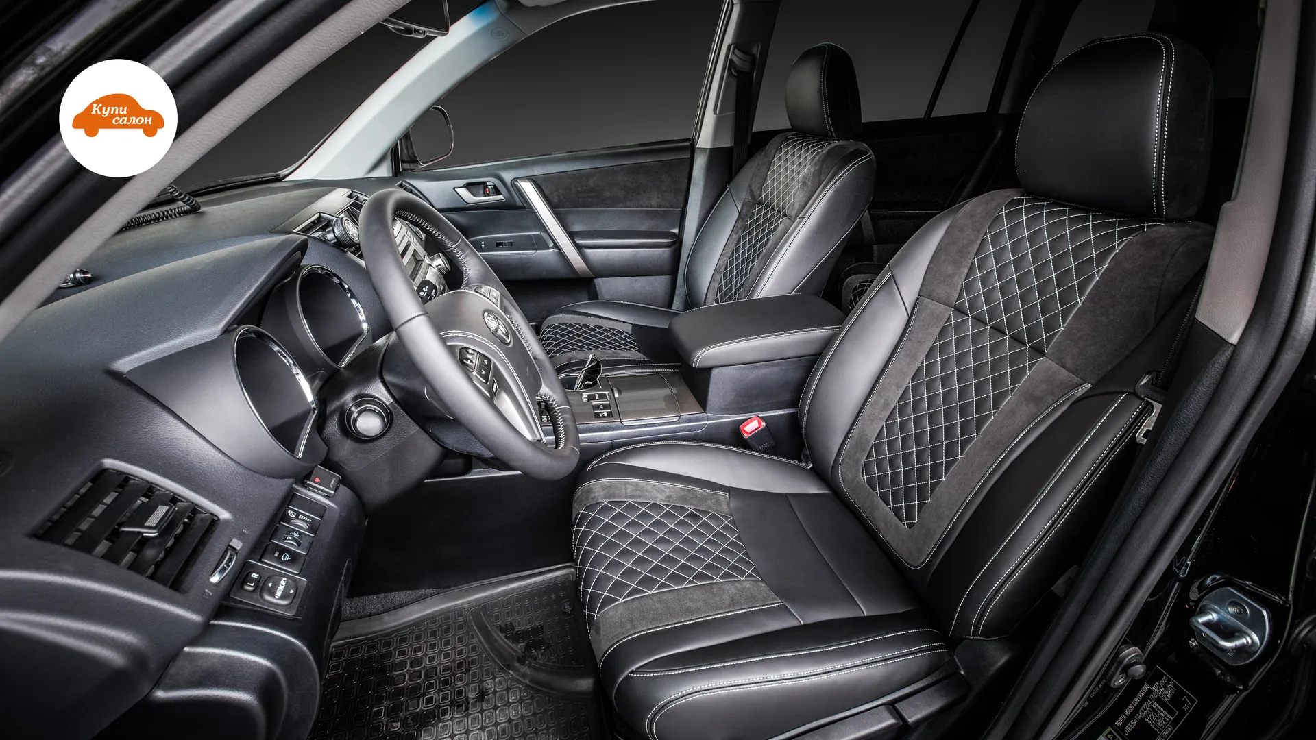 Перетяжка сидений Toyota Highlander — передние сиденья и водительское место через открытую дверь