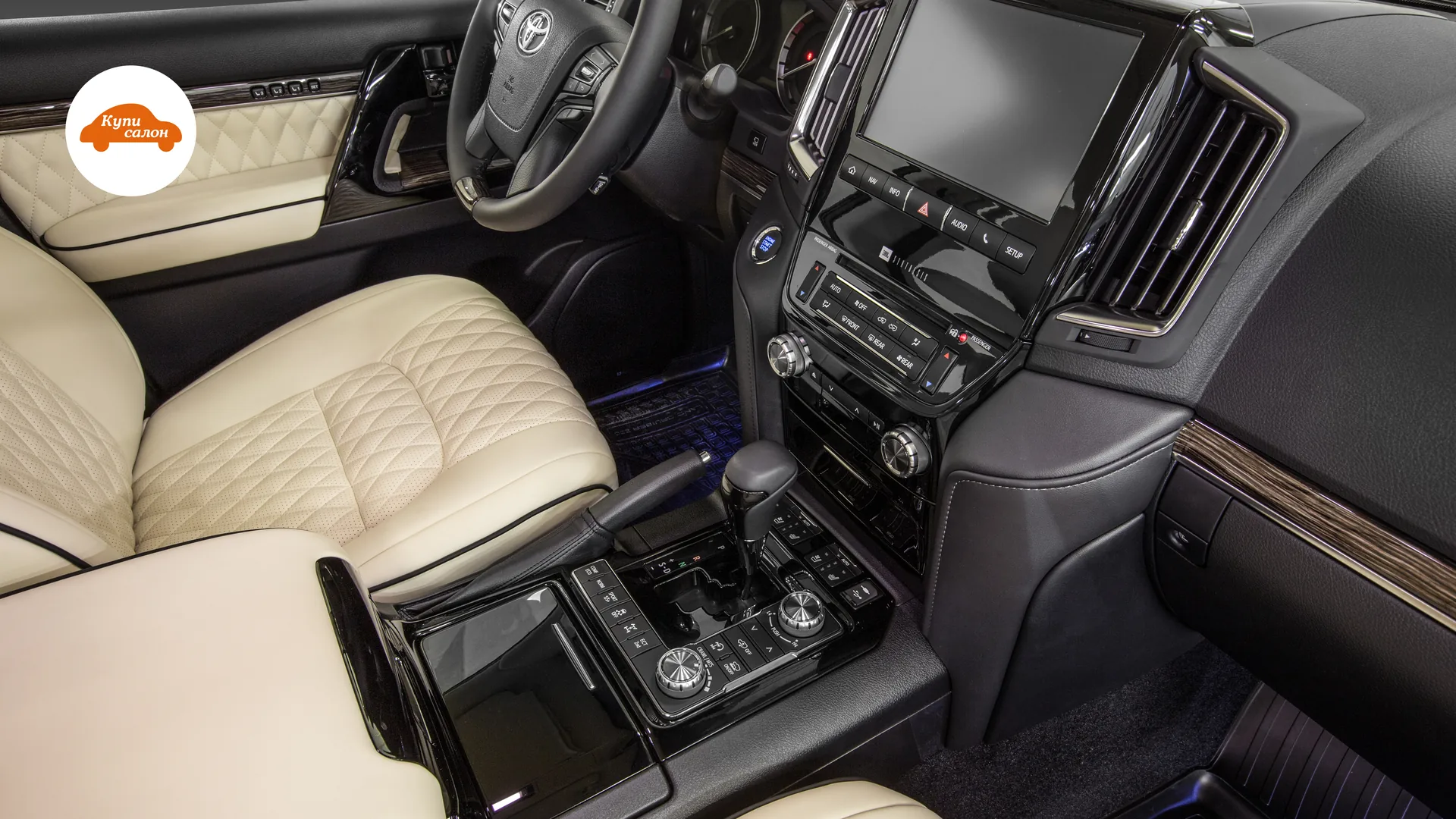 Перетяжка сидений Toyota Land Cruiser 200 — центральная консоль и передние сиденья сверху со стороны пассажира