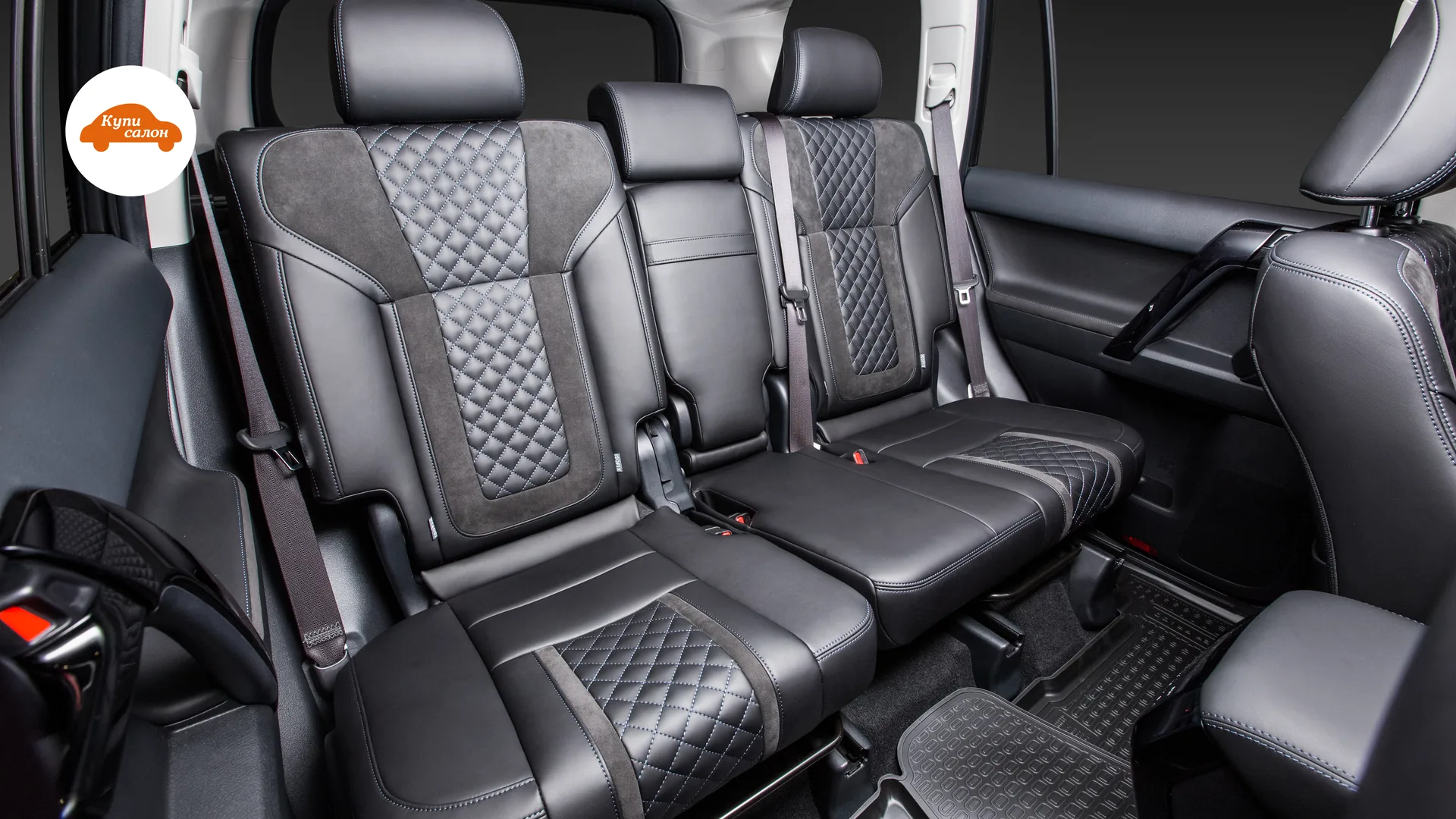 Перетяжка сидений Toyota Land Cruiser Prado — второй ряд сидений со стороны открытой задней двери