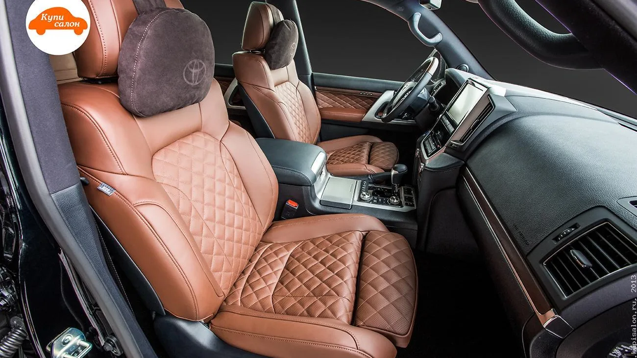 Перетяжка салона Toyota Land Cruiser 200 в коричневую кожу с ромбовидной прострочкой и вышивкой логотипа
